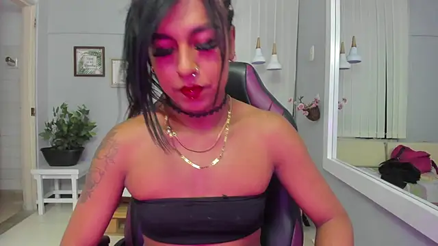Nahomy Collins  online show from June 30, 2026, 7:47 pm