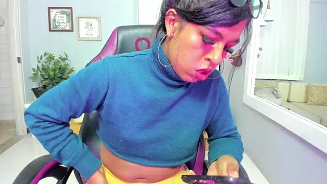 Nahomy Collins  online show from June 6, 2026, 7:52 pm