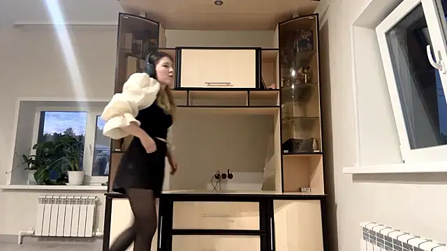 JoanieMochel online show from March 4, 2026, 2:25 pm