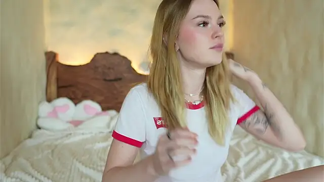 cyberl0ve  online show from April 8, 2026, 11:33 am