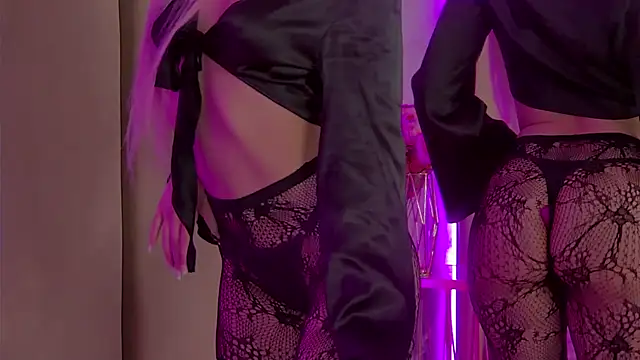 JuliaHotty  online show from April 17, 2026, 5:49 pm