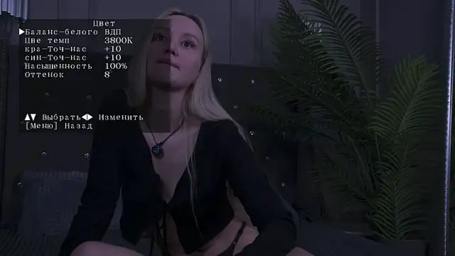 JuliaHotty  online show from April 28, 2026, 6:45 pm