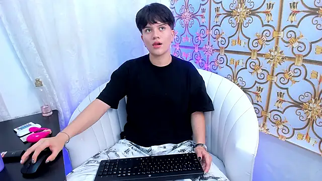 TallSnuSnu online show from April 24, 2026, 4:47 am