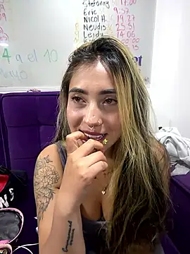 Snapshot of ManuelaVeeleez chatting on May 9, 2026, 2:48 am ManuelaVeeleez online show from May 9, 2026, 2:48 am