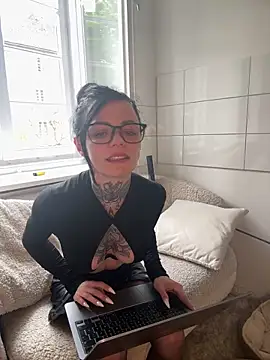 SkinnyLilly online show from May 21, 2026, 3:31 pm