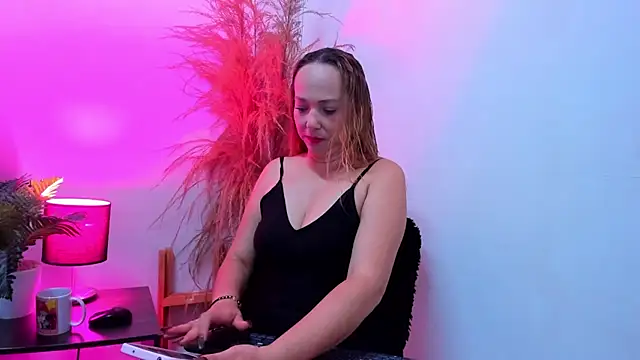 KahiaSmith online show from July 9, 2026, 12:59 pm