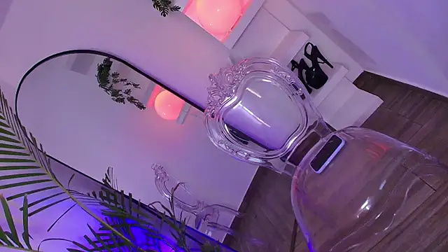 dalilathoms  online show from April 6, 2026, 8:21 pm