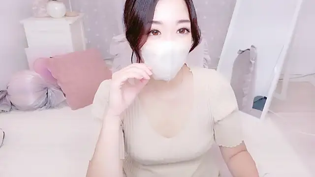 YURIKAsan  online show from May 18, 2026, 10:42 am