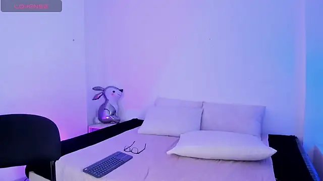 Eve-01 online show from April 13, 2026, 8:13 pm