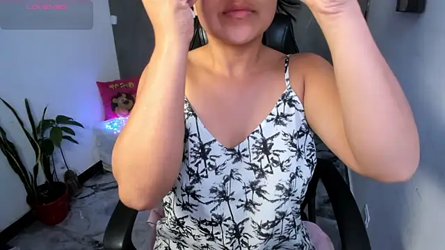vickylatina  online show from April 9, 2026, 7:53 pm