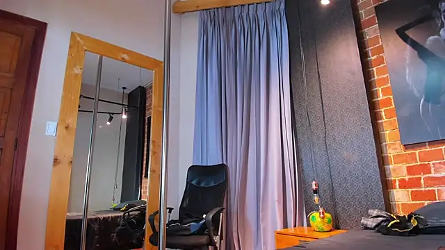 Sienna Dark online show from April 4, 2026, 11:28 am