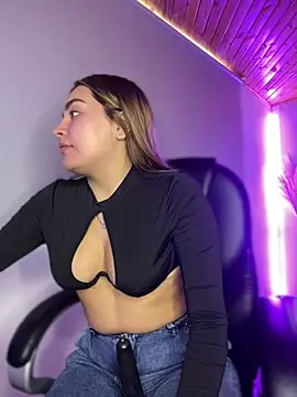 Issa pinkk online show from April 20, 2026, 8:43 pm