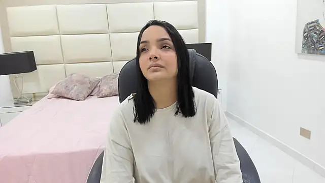 Chloelarsons online show from April 18, 2026, 1:19 am