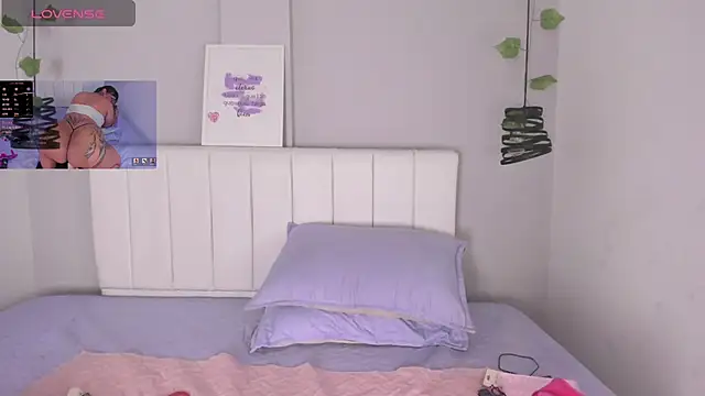 scarletth jhonsom1 online show from April 8, 2026, 5:20 am