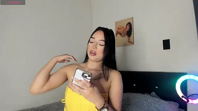 AnthonellaSweet  online show from April 28, 2026, 3:33 am