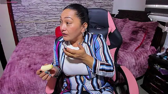 Milf Julianna online show from April 30, 2026, 10:47 pm