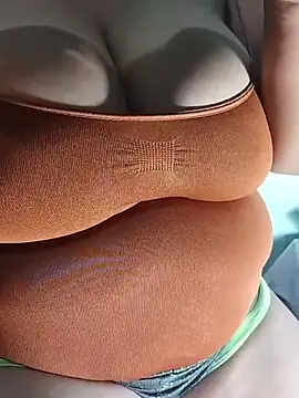 latina bigtitss online show from March 30, 2026, 4:36 am