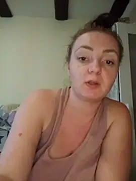 Bella-Monroe online show from May 4, 2026, 4:32 pm