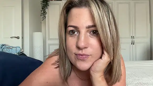 Snapshot of annabellewarick chatting on July 7, 2026, 8:51 am annabellewarick online show from July 7, 2026, 8:51 am