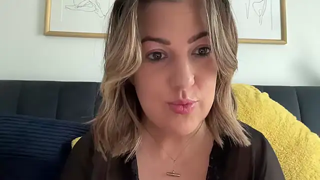 Snapshot of annabellewarick chatting on May 6, 2026, 8:18 am annabellewarick online show from May 6, 2026, 8:18 am