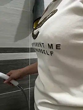 July-lovee online show from April 22, 2026, 1:01 am