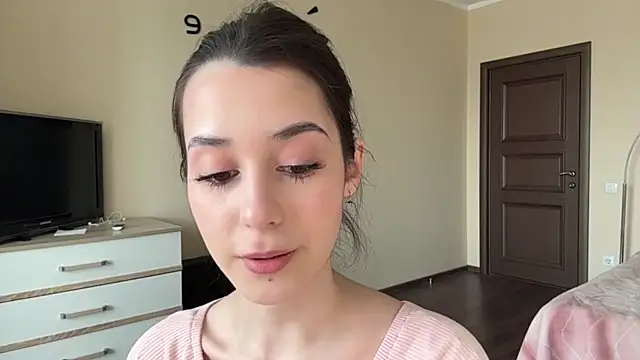 AdeleVelvet online show from April 18, 2026, 11:12 am