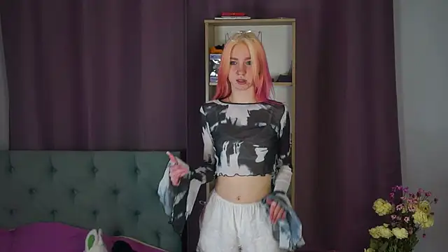 August female online show from May 4, 2026, 1:03 pm