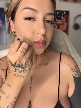 CarolQueen1  online show from April 14, 2026, 1:05 pm