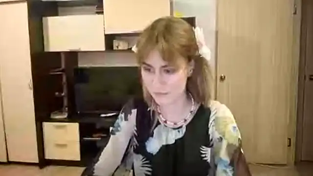 ElenoreHolguin online show from April 11, 2026, 4:21 pm