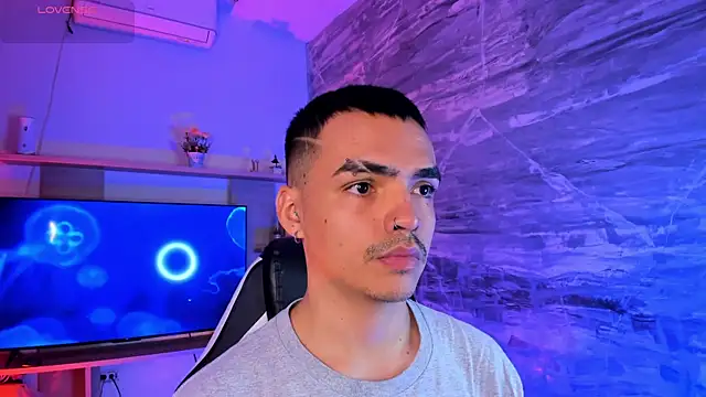 NicoKinggs  online show from April 15, 2026, 1:04 pm