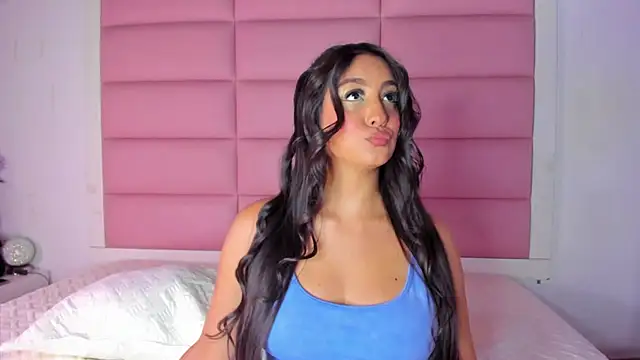 AmaranttayLunay online show from August 3, 2026, 8:26 pm