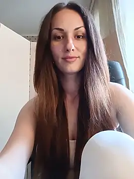 LunaCrystall online show from June 11, 2026, 4:04 pm