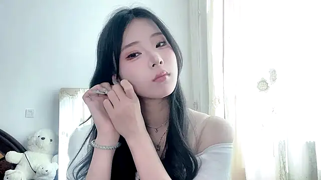 yiyibaby2026 online show from April 19, 2026, 2:23 am