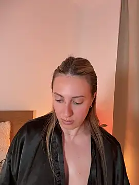 EvaRyen  online show from May 19, 2026, 3:41 pm