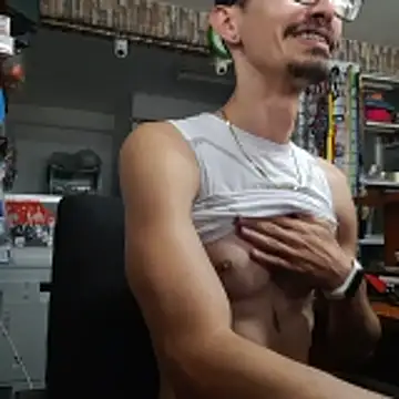 jhosuamoore online show from April 18, 2026, 7:58 pm