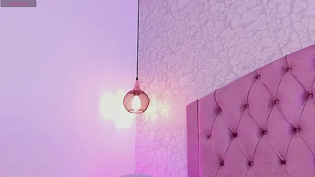 saraa joness  online show from April 19, 2026, 5:03 pm