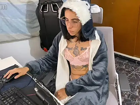 Snapshot of Poison_Ivy_29 chatting on March 25, 2026, 11:25 pm Poison Ivy 29 online show from March 25, 2026, 11:25 pm