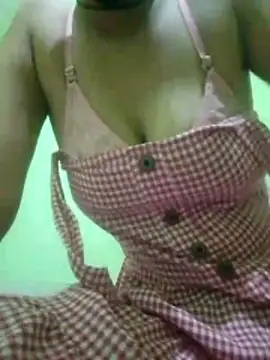 nidhiyadav00 online show from April 14, 2026, 6:24 pm