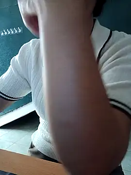 Snapshot of Sunny-yy chatting on May 4, 2026, 12:47 am Sunny-yy online show from May 4, 2026, 12:47 am