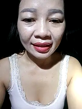 Yiyi102300 online show from May 7, 2026, 12:15 am