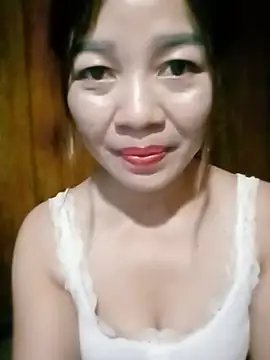 Yiyi102300 online show from May 28, 2026, 2:41 am