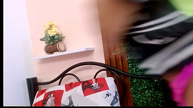 hotlatinaluna23 online show from April 22, 2026, 3:24 am