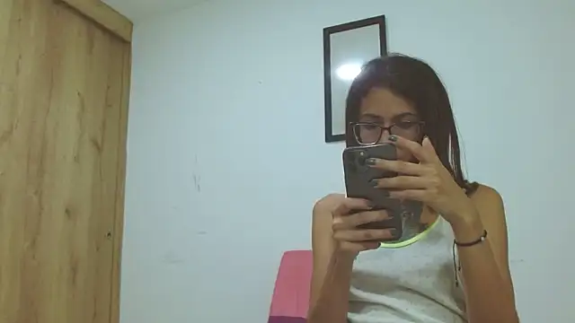 Emily Lopera online show from May 27, 2026, 5:04 am