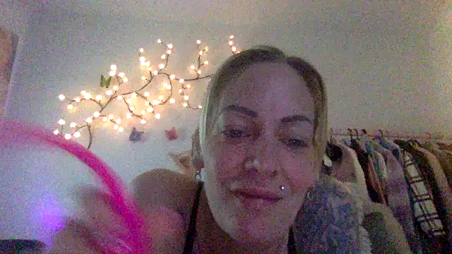 Snapshot of SweetChaosX chatting on March 18, 2026, 4:52 pm SweetChaosX online show from March 18, 2026, 4:52 pm