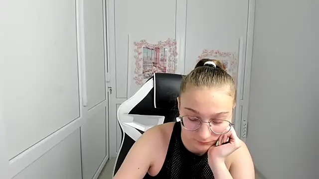 Mia kristal online show from June 7, 2026, 7:35 am