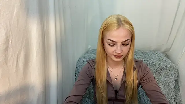 EvaKapnist online show from April 13, 2026, 8:24 pm