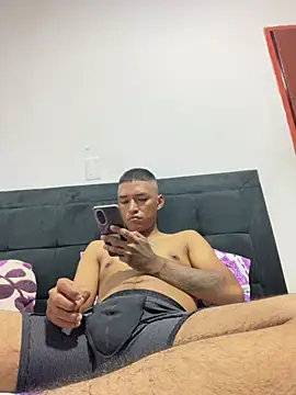juliancito222 online show from May 3, 2026, 12:49 am