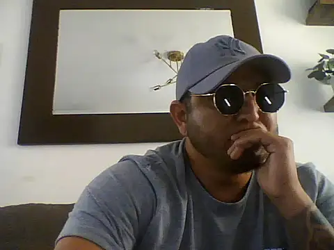 Snapshot of HOTB0Y18 chatting on April 20, 2026, 8:21 pm HOTB0Y18 online show from April 20, 2026, 8:21 pm