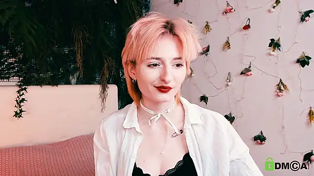 Kira  Cutie online show from April 24, 2026, 8:33 pm