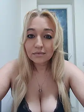 Snapshot of LexaVelure chatting on May 10, 2026, 8:22 pm LexaVelure online show from May 10, 2026, 8:22 pm